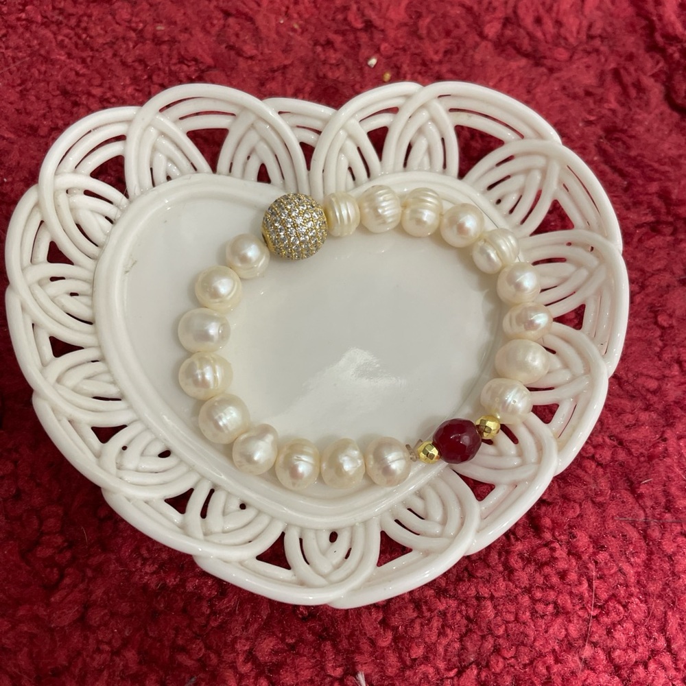 Elegant Pearl Bracelet with Gold Accents